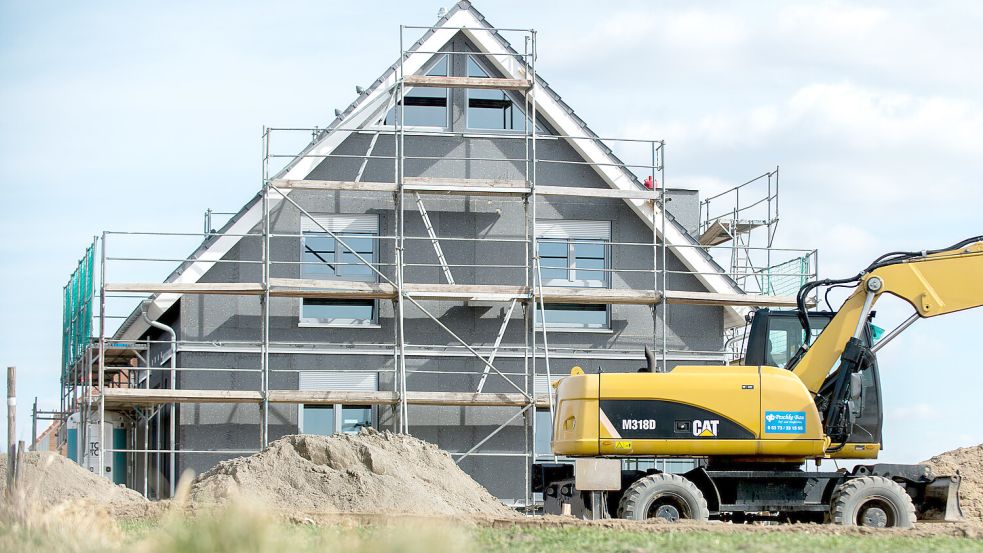 Ein Bagger steht vor dem Neubau eines Eigenheims: Für den Großteil der Deutschen ist ein eigenes Haus ein unerfüllbarer Traum - nicht so in Ostfriesland. Foto: Hauke-Christian Dittrich/dpa