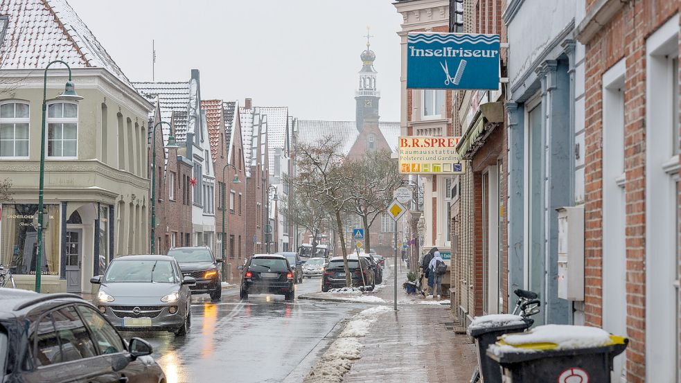 Pausenlos rollen hier Autos: die Friedrich-Ebert-Straße. Fotos: Klaus Ortgies