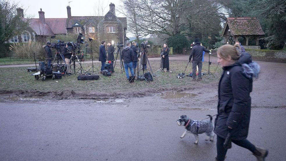 Etliche Medienvertreter warten auf Andrew. Foto: Alastair Grant/AP/dpa
