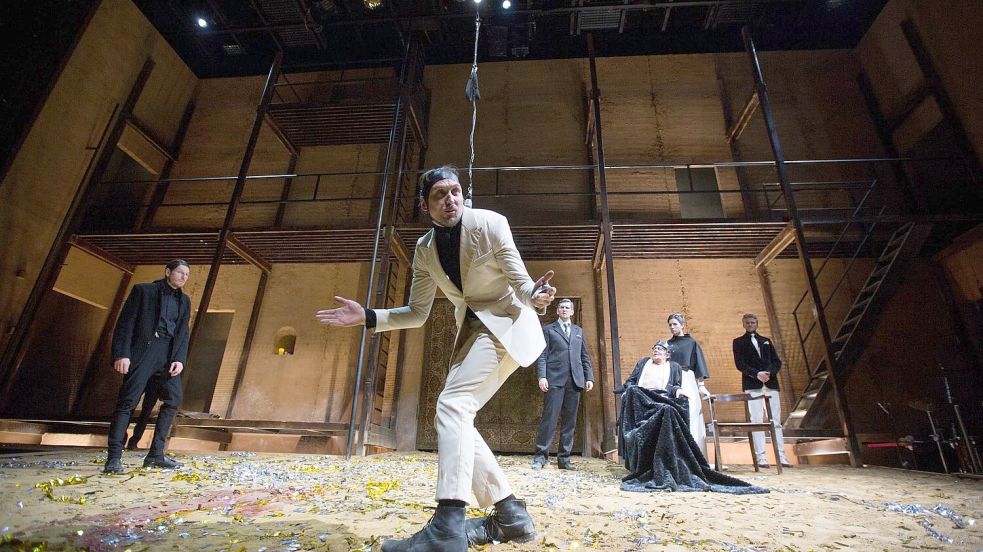 Bei einer Aufführung von „Richard III.“ an der Schaubühne Berlin rutscht dem Schauspieler Lars Eidinger ein Degen aus der Hand und verletzt eine Zuschauerin leicht. (Archivbild) Foto: picture alliance / dpa