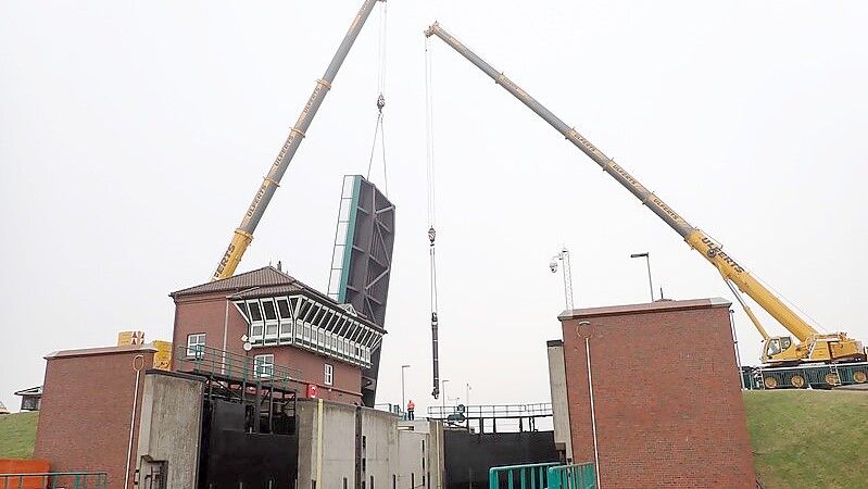Gleich zwei Schwerlastkräne waren am Sperrwerk Leysiel bei Greetsiel im Einsatz. Foto: Danela Janssen/NLWKN