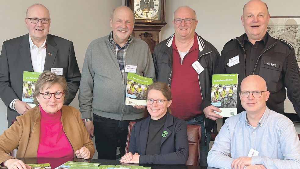 Die Vertreter der Verkehrswachten (VW) freuen sich über das Unterrichtsmaterial der Brandkasse (hintere Reihe, von links): Heinz-Wilhelm Weber (VW Emden), Hans-Friedel Walther (Aurich), Nanne Peters (Norden) und Hans-Günter Jelting (Leer). Vorn am Tisch sitzen (von links): Signe Foetzki (Brandkasse), Claudia Wilting (Grundschule Tannenhausen) und Sascha Nowak (VW Wittmund sowie Gebietsbeauftragter der ostfriesischen VWs). Foto: privat