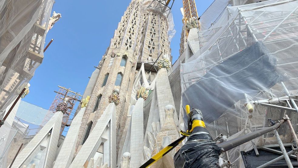 Mit der Krönung des Jesusturms mit einem in Deutschland gebauten begehbaren Kreuz hat die Basilika Sagrada Família in Barcelona ihre endgültige Höhe von 172,50 Metern erreicht. Bis zur Fertigstellung des 1882 begonnenen Baus wird es aber noch mindestens bis 2034 dauern. Foto: Jan-Uwe Ronneburger/dpa