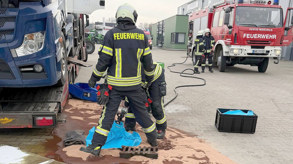 Auf einem Betriebsgelände in Aurich-Sandhorst lief am Donnerstag Öl ins Abwasser. Foto: Jannick Leerhoff/Feuerwehr Sandhorst