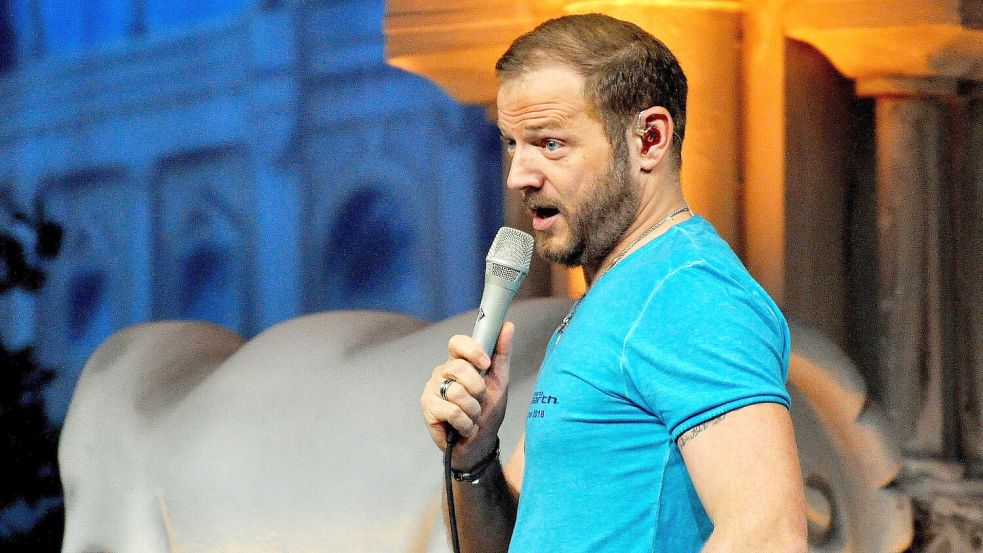Comedian Mario Barth, hier bei einem Live-Auftritt in Aurich, hat nicht nur Fans in Ostfriesland. Sein Comedy-Format "Mario Barth deckt auf!" gefällt nicht jedem. Gerade recherchiert das Produktionsteam der Show offenbar zur Insolvenz der Wangerland Touristik GmbH. Foto: Bettina Keller/Archiv