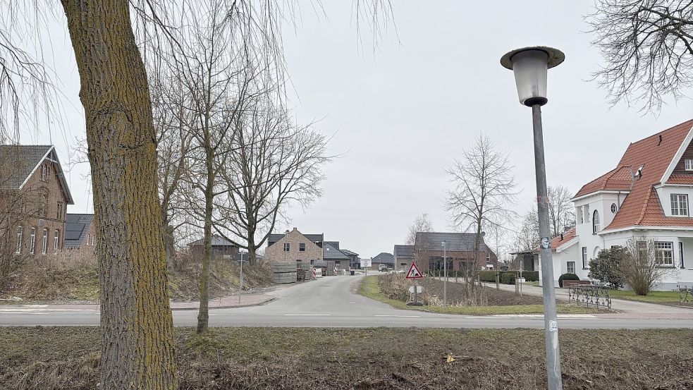 An der Manningastraße in Pewsum wird eine Querungshilfe gebaut, damit Fußgänger die Straße besser überqueren können. Foto: Gemeinde Krummhörn