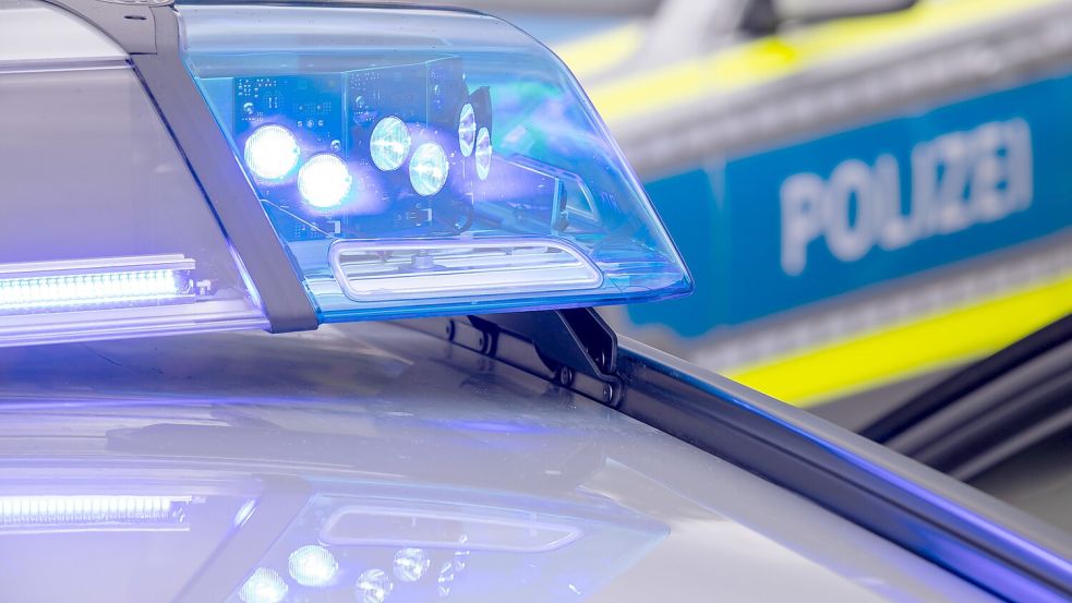 Beamte von Polizei und Zoll kontrollierten am Donnerstag zahlreiche Betriebe im Bremer Stadtgebiet. Foto: Daniel Karmann