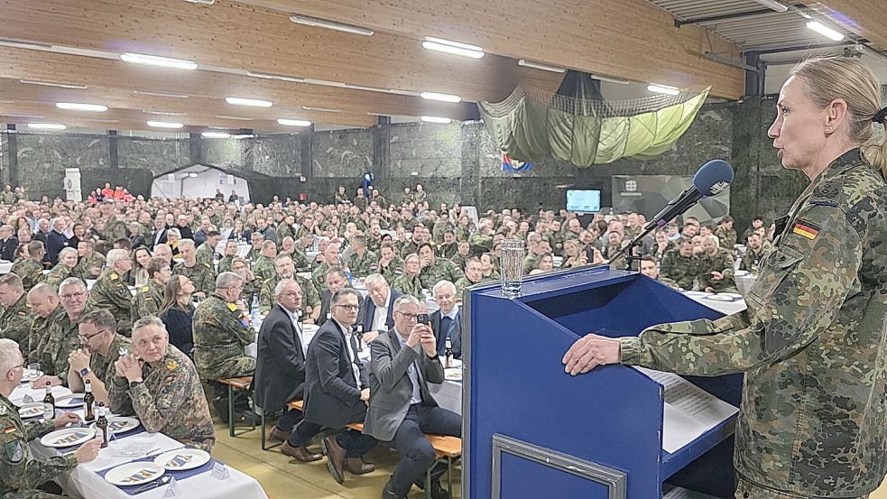 Die Kommandeurin, Oberstarzt Dr. Mascha-Christine Groß, konnte rund 1000 Gäste begrüßen. Foto: Bodo Wolters