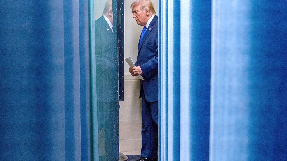 Der US-Präsident war sichtlich bemüht, sich seine Niederlage nicht anmerken zu lassen. Foto: Alex Brandon/AP/dpa