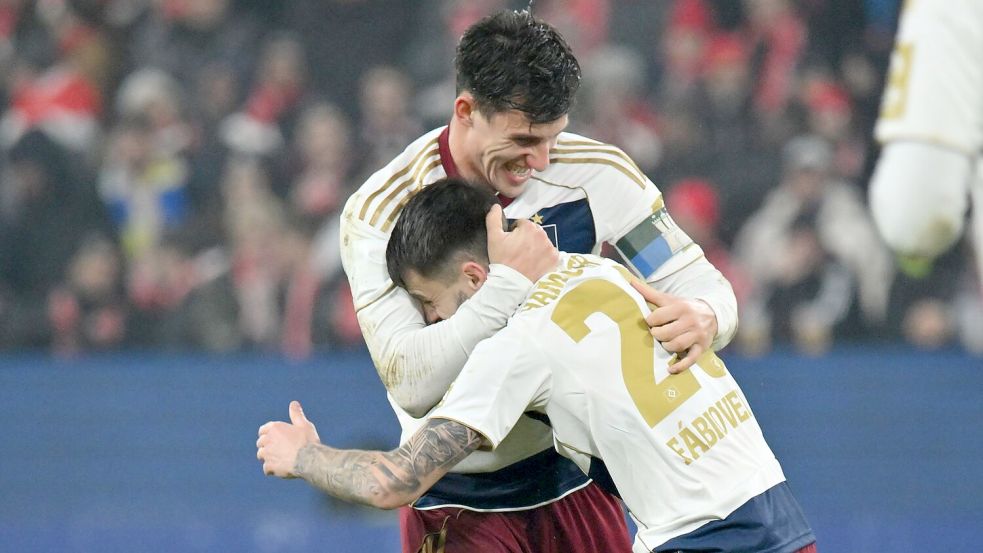 Erzielte mit einem Freistoß das 1:1 für den HSV: Fabio Vieira (vorn). Foto: Torsten Silz