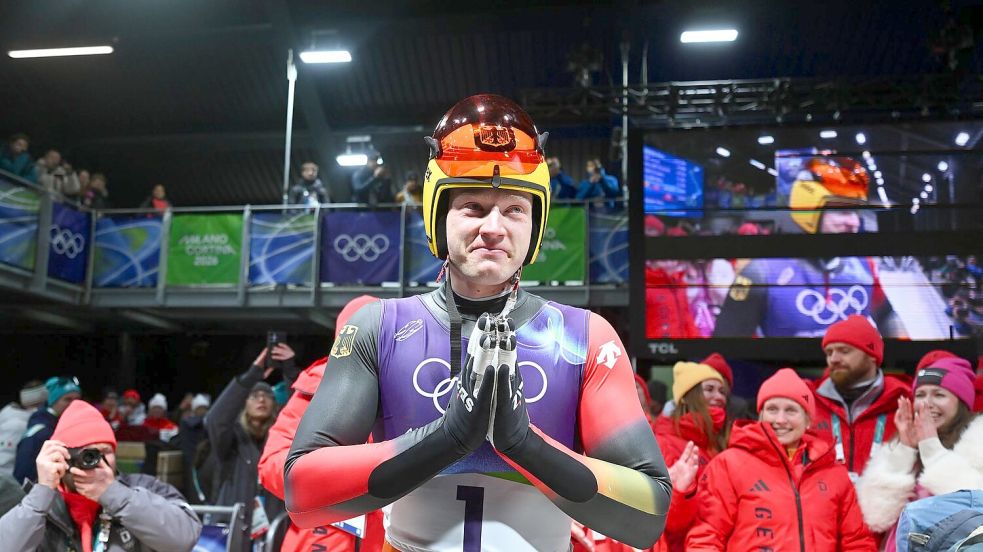 Nummer ist jetzt gespeichert, Ehrenwort: Rodel-Olympiasieger Max Langenhan drückte am Telefon aus Versehen Kanzler Friedrich Merz weg. Foto: Robert Michael