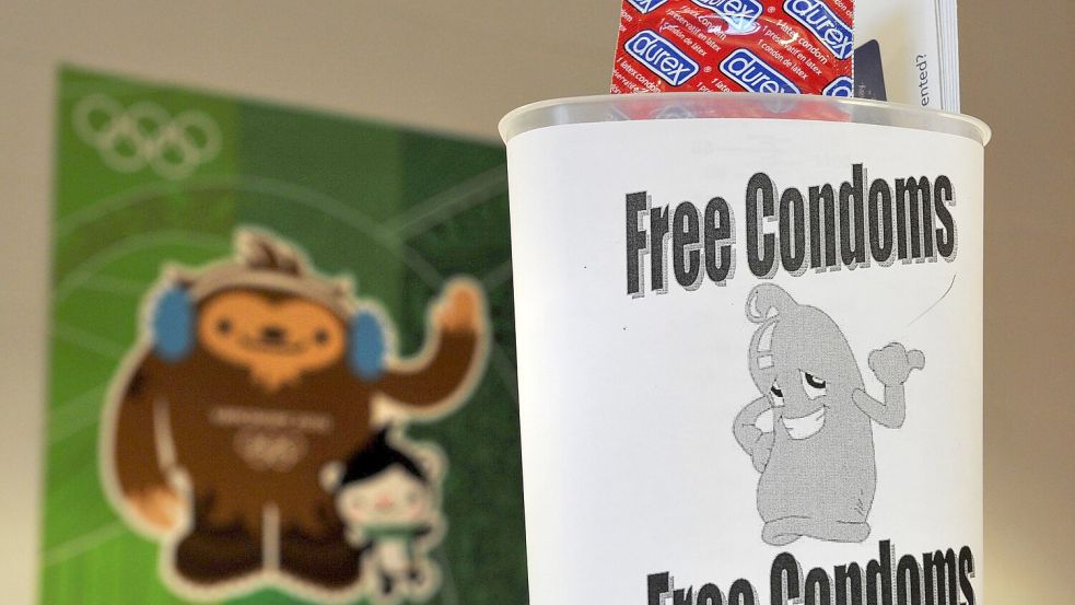 Dauerbrenner bei Olympia: Schon 2010 in Vancouver waren die Kondome im olympischen Dorf Gesprächsthema. (Archivbild) Foto: Peter Kneffel/dpa