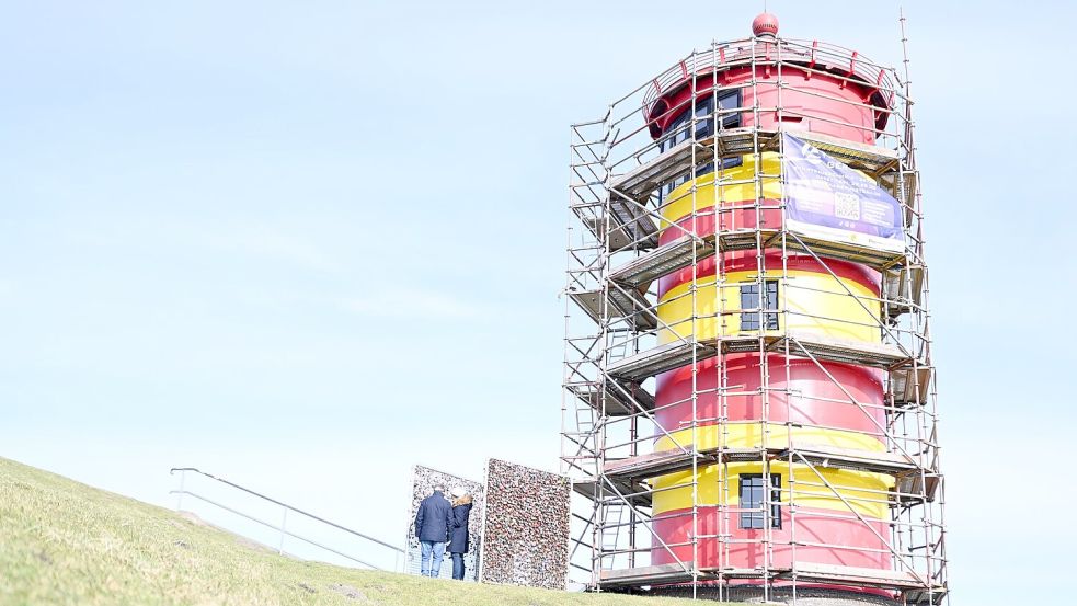 Für den Neuanstrich ist der Pilsumer Leuchtturm eingerüstet. Foto: Lars Penning
