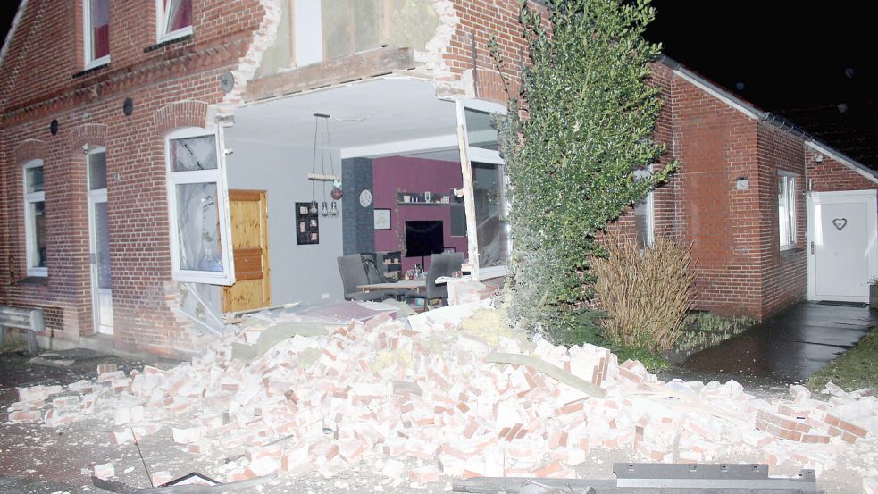 Ein Auto ist in der Nacht zum Samstag in ein Haus in Holthusen gefahren. Foto: Joachim Rand