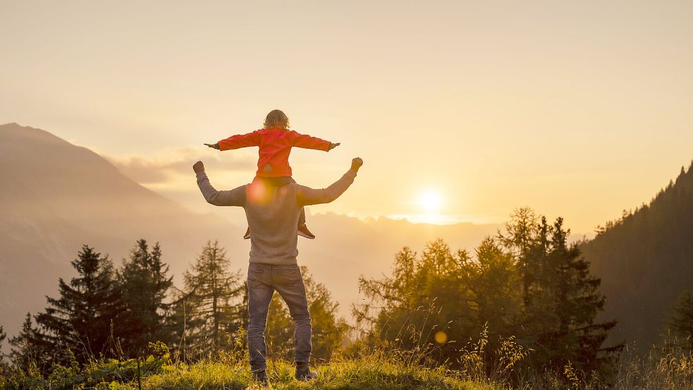 Bei der Erziehung ihrer Kinder stoßen Eltern oft auf Widerstände der Kleinen. Doch das hat positive Auswirkungen auf die Eltern. Sie stärken dadurch ihr psychologisches Immunsystem. Foto: IMAGO/Westend61