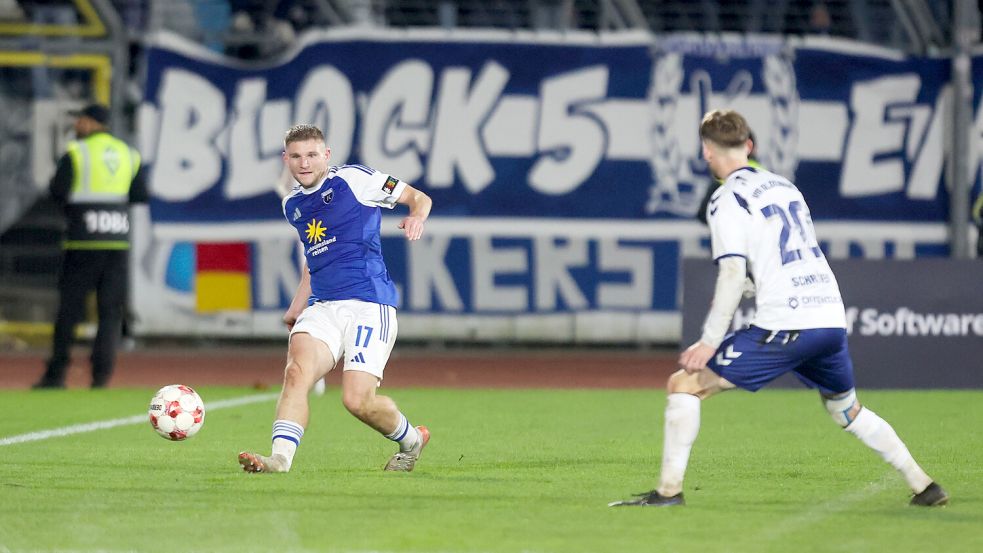 Janek Siderkiewicz (links) trifft in einem Testspiel am Samstag auf den VfB Oldenburg (rechts Marc Schröder). Archivfoto: Jens Doden/Emden