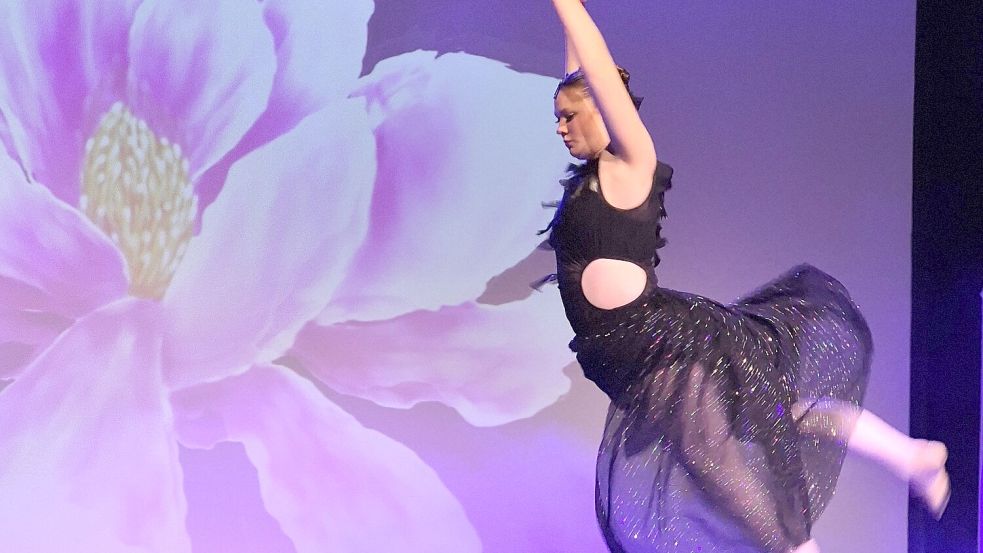 Als „Nichts“ brilliert Hannah Küpper. Foto: Rebecca Kresse