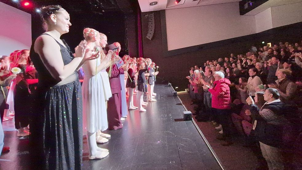 Gemeinsam holen sich Tänzer und Schauspieler den großen Applaus des Publikums ab. Foto: Rebecca Kresse