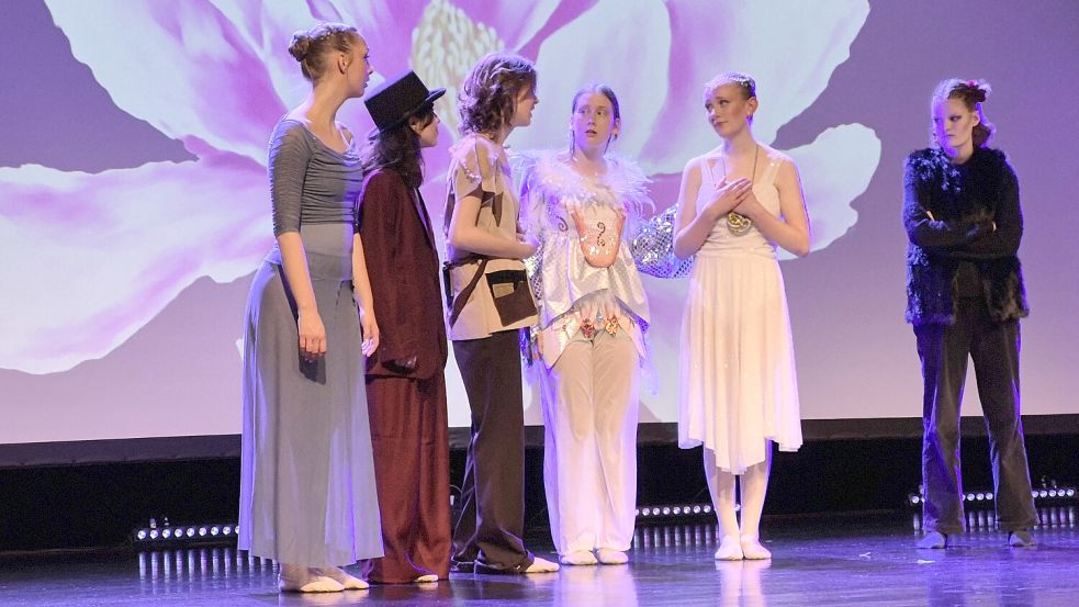 Lina Habben (von links), Letizia Hochheiser, Bela Groeneveld, Ida Carstens, Pauline Brau und Liz Kristandt versuchten Phantásien zu retten. Foto: Rebecca Kresse