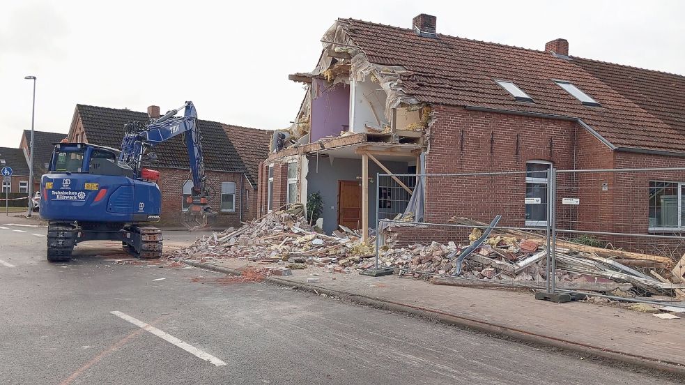 Nachdem ein 23 Jahre alter Mann mit seinem BMW in Holthusen von der Fahrbahn abgekommen war und ein Wohnhaus gerammt hatte, musste das einsturzgefährdete Haus am Samstag zu großen Teilen abgetragen werden. Foto: Joachim Rand