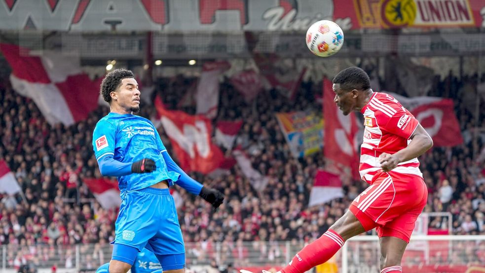 Union Berlins Nsoki (r.) setzt sich im Kopfballduell mit Leverkusens Tillmann (l.) durch. Foto: Soeren Stache