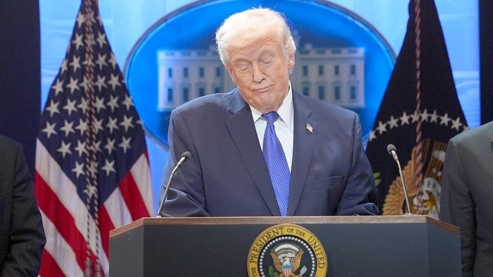 Trump will den von ihm verkündeten weltweiten 10-Prozent-Zollsatz auf Importe in die USA auf 15 Prozent erhöhen. Foto: Evan Vucci/AP/dpa