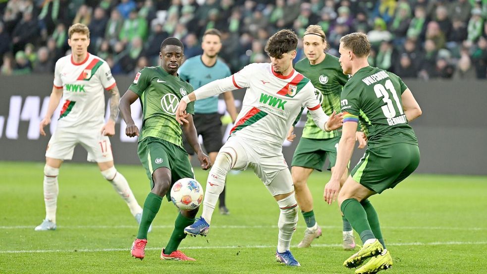 Ein enges Abstiegskampfduell lieferten sich Wolfsburger und Augsburger. Foto: Swen Pförtner/dpa