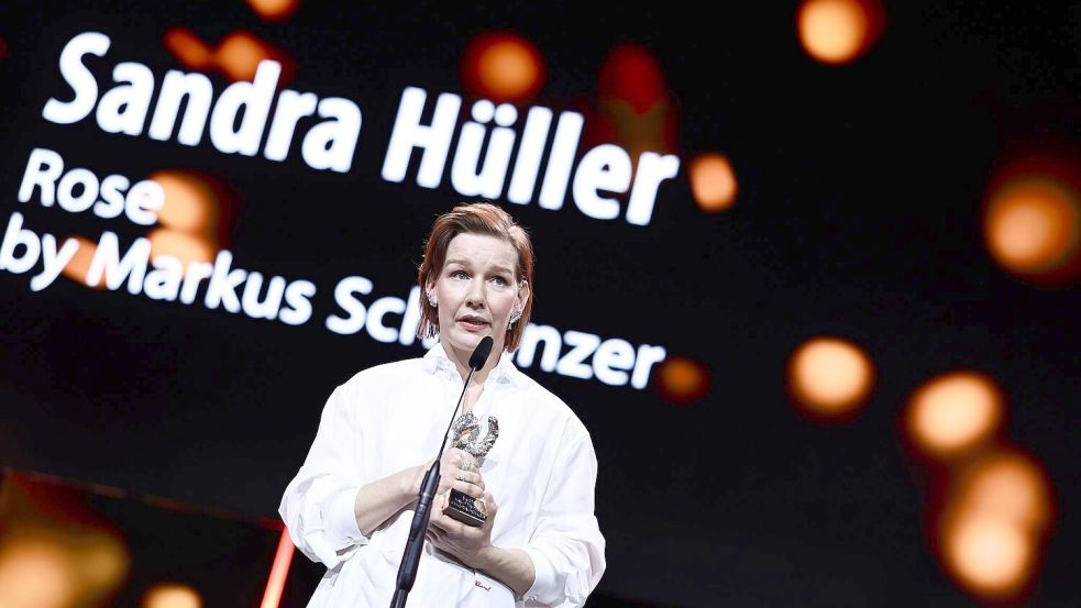Sandra Hüller nimmt den Silbernen Bären entgegen. Foto: Christoph Soeder