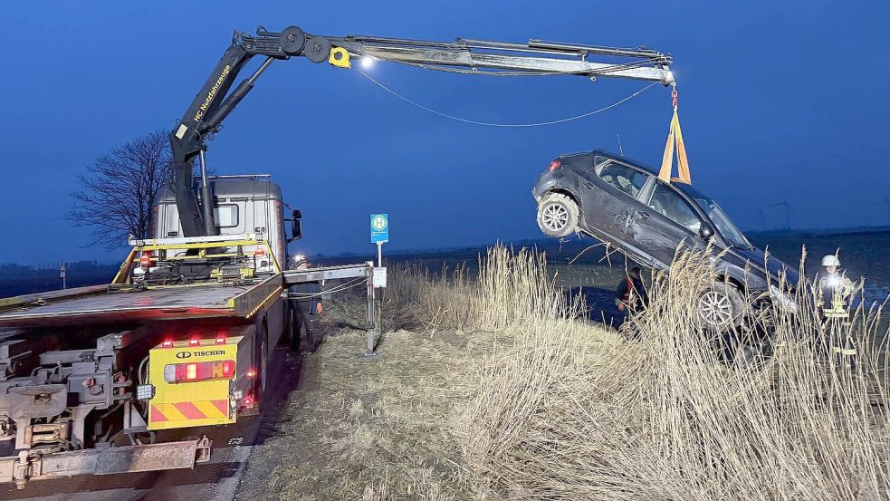 Auf der Uplewarder Landstraße sind am Samstag zwei Autos zusammengestoßen. Ein Fahrzeug wurde in einen Graben geschleudert. Foto: Feuerwehr