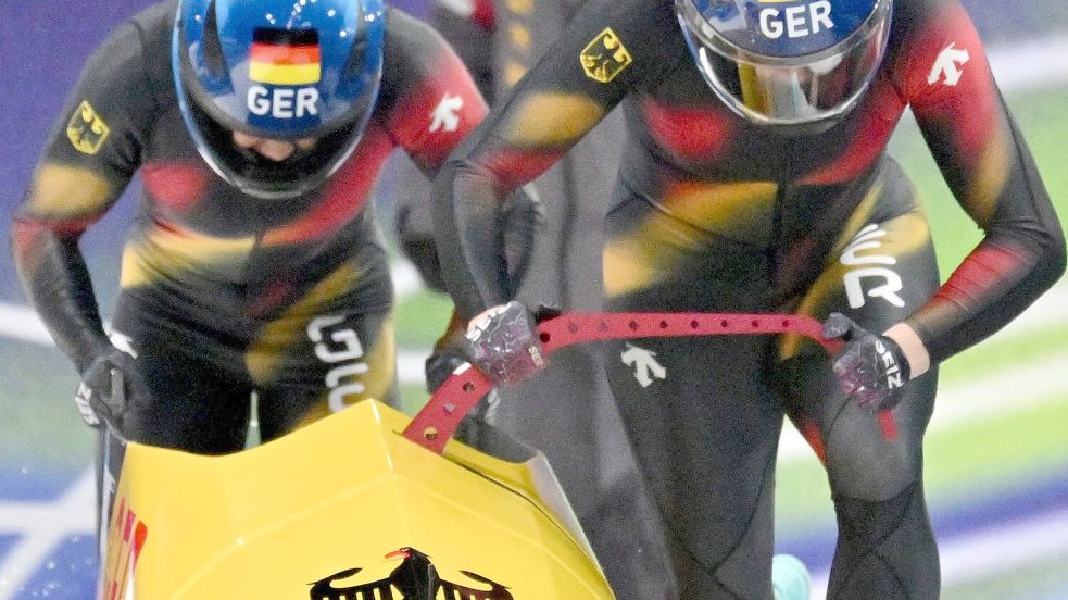 Laura Nolte (Pilotin) und Anschieberin Deborah Levi (Deutschland) legten im ersten Lauf gleich Start- und Bahnrekord hin. Foto: Robert Michael