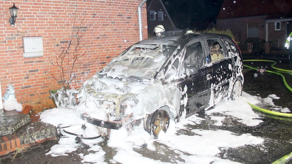 Direkt neben einem Haus brannte in Weener ein Auto. Foto: Joachim Rand