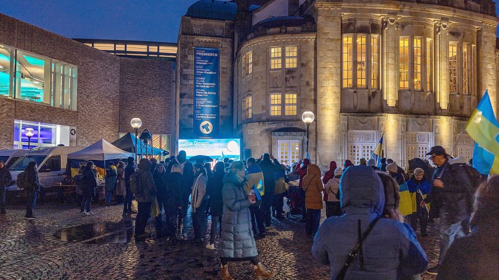 Solidaritätskundgebung: Ukrainier aus Osanbrück erinnern auf dem Domhof an die russischen Invasion vor vier Jahren. Foto: Denise Matthey