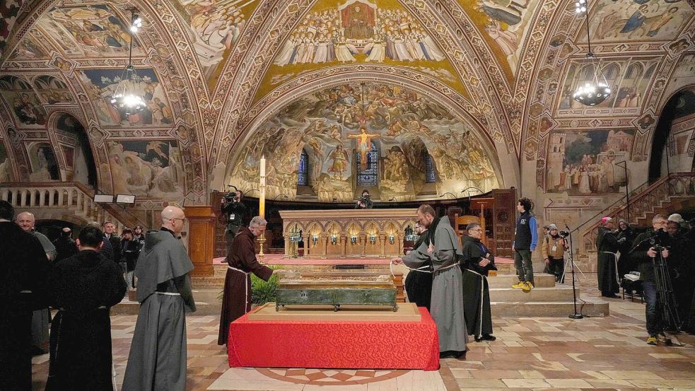 Nach fast acht Jahrhunderten sind die Gebeine des Heiligen öffentlich ausgestellt. Foto: Gregorio Borgia/AP/dpa