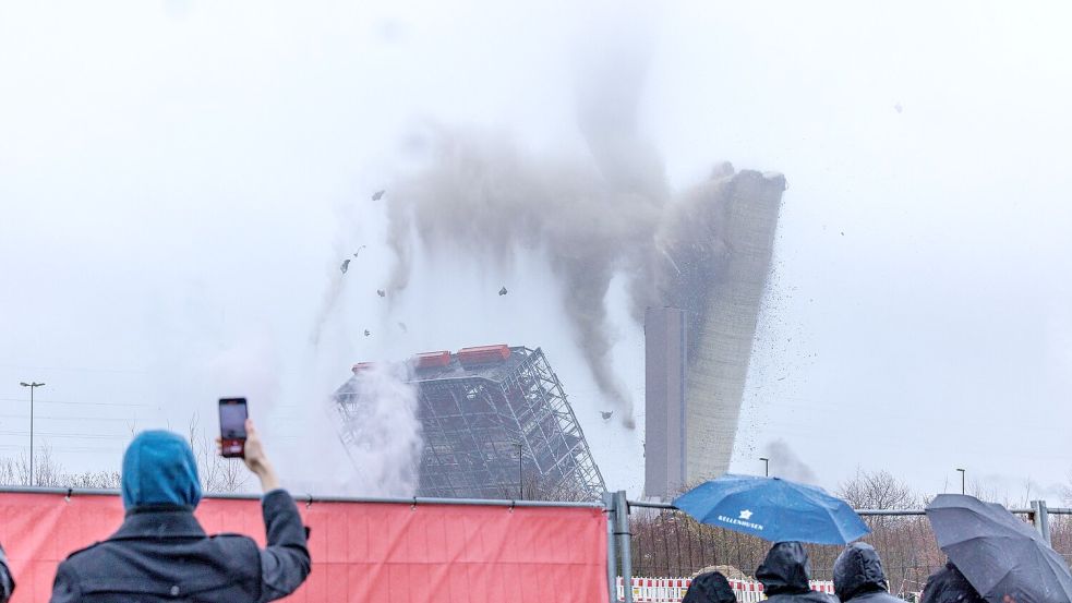 Mit 600 Kilogramm Sprengstoff wurde der alte Schornstein zu Fall gebracht. Foto: David-Wolfgang Ebener