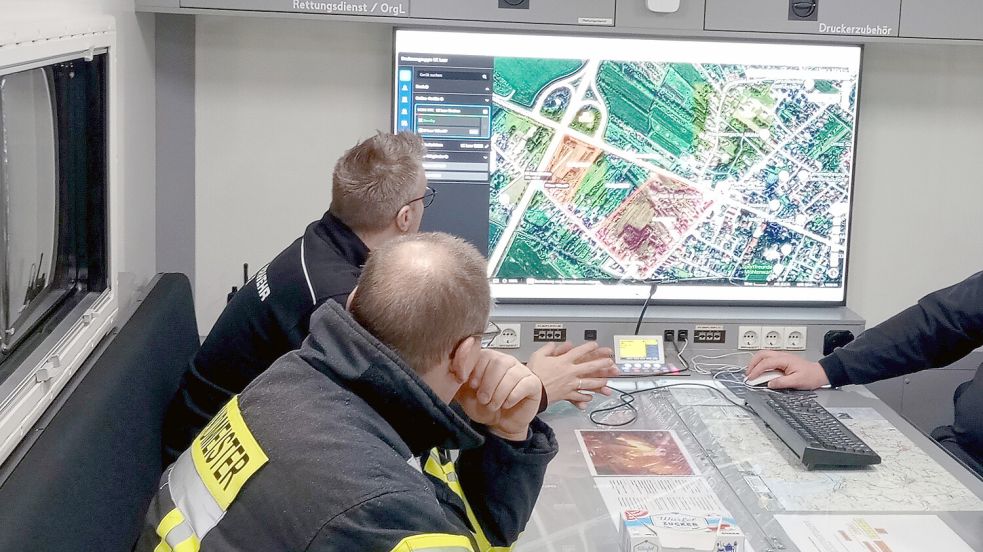 Polizei und Feuerwehr suchten in der Nacht zu Sonntag in Weener nach einem hilflosen Mann. Foto: Joachim Rand