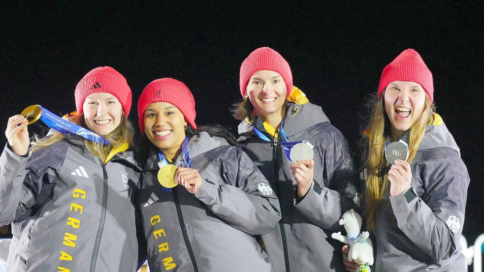 Die deutschen Bobfahrerinnen bejubeln ihren Doppelerfolg. Foto: Michael Kappeler
