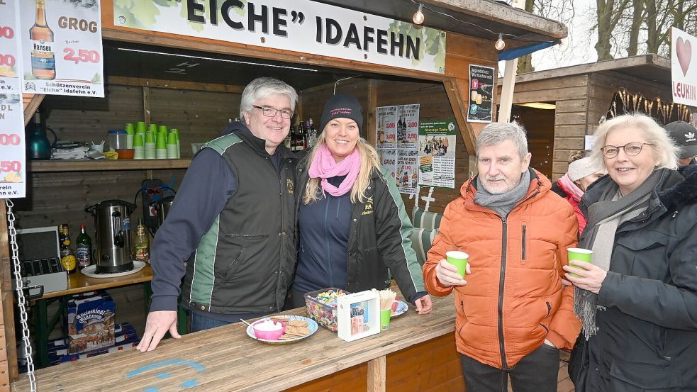Nach der erfolgreichen Premiere zog auch die zweite Auflage des Wintermarktes beim Rathaus in Ostrhauderfehn die Besucher an. Foto: Holger Weers