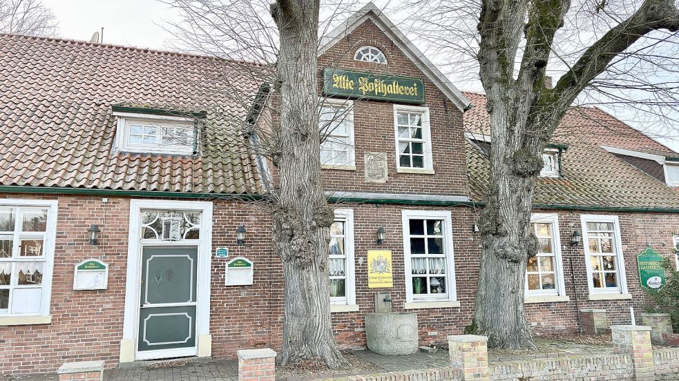 Die Alte Posthalterei in Hesel war bis vor wenigen Jahren ein weithin bekanntes Restaurant. Momentan steht es leer, nebenan betreibt die Bäckerei Musswesels ein Café mit Backshop. Foto: Klaus Ortgies