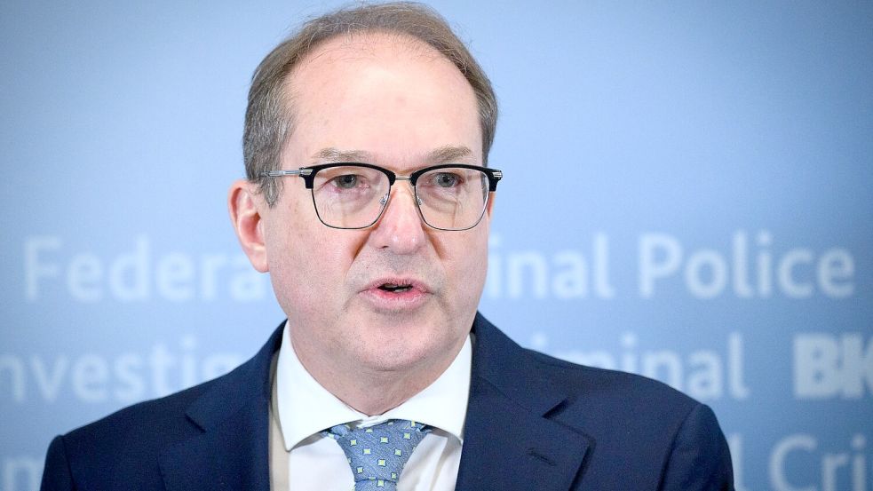 Bundesinnenminister Dobrindt will Asylbewerber schneller in Arbeit bringen. (Archivfoto) Foto: Bernd von Jutrczenka/dpa