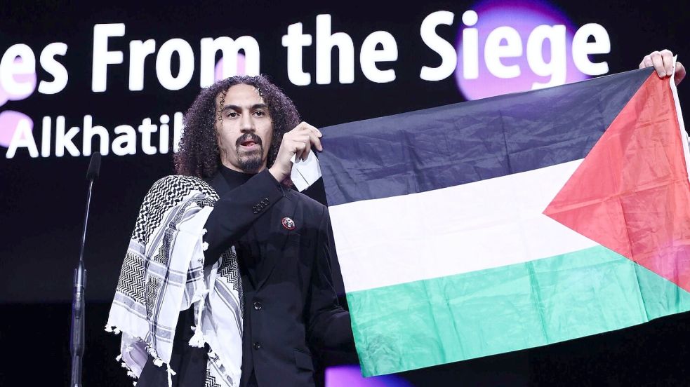 Regisseur Abdallah Alkhatib trat mit palästinensischer Flagge auf die Bühne. Foto: Christoph Soeder
