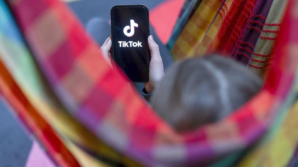 Viele Jugendliche verbringen Stunden am Tag in sozialen Netzwerken. (Illustration) Foto: Jan Woitas