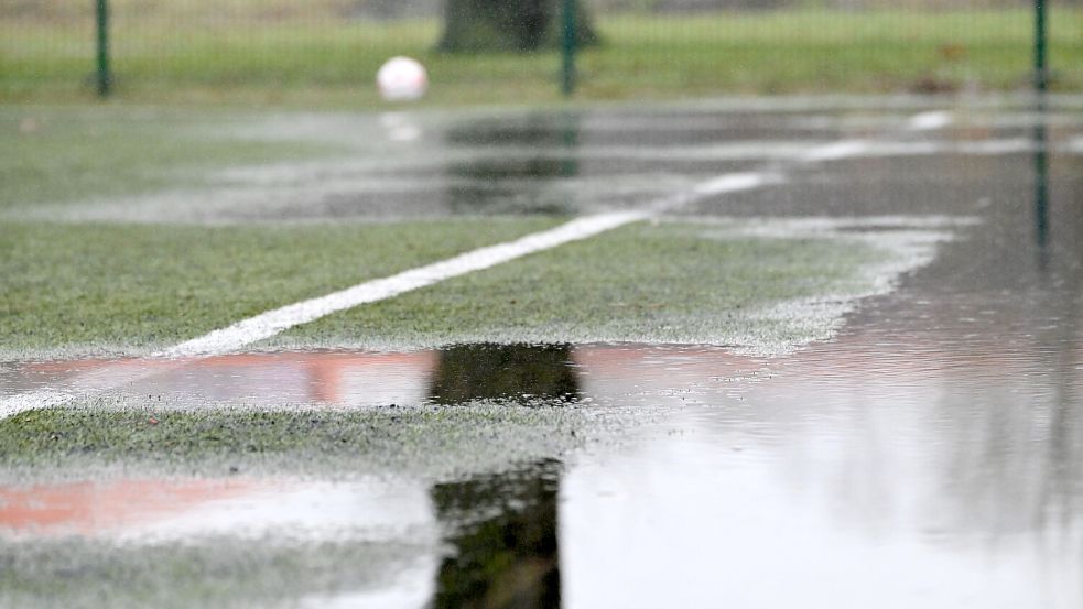 Das Regenwasser lief nicht richtig vom Kunstrasen ab. Foto: Jens Doden/ Blomberg