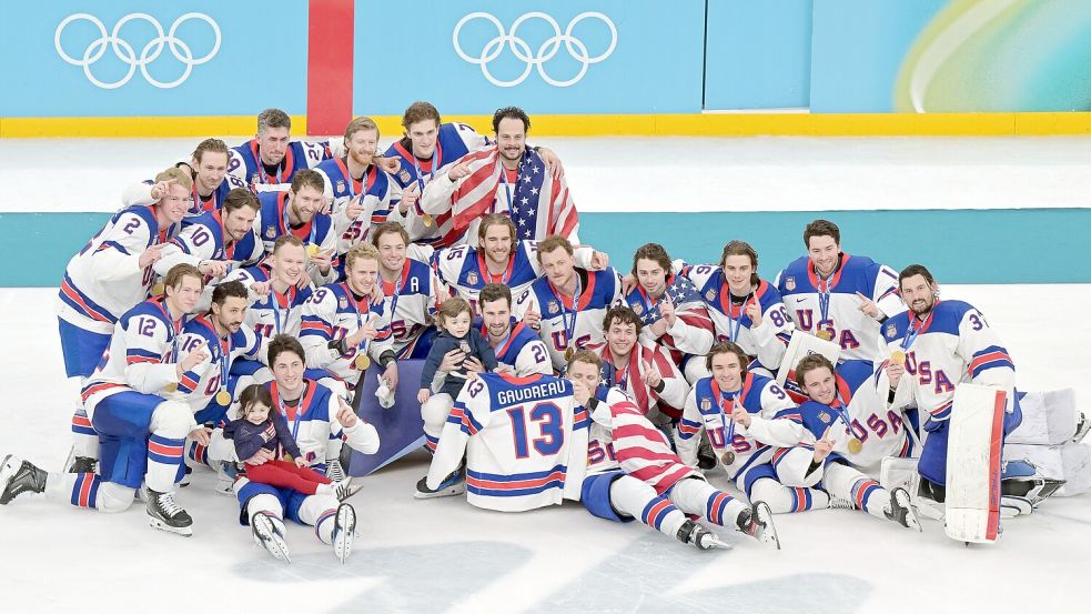 Die Spieler der USA jubeln mit ihren Goldmedaillen und einem Trikot des verstorbenen Johnny Gaudreau bei der Siegerehrung. Foto: Peter Kneffel