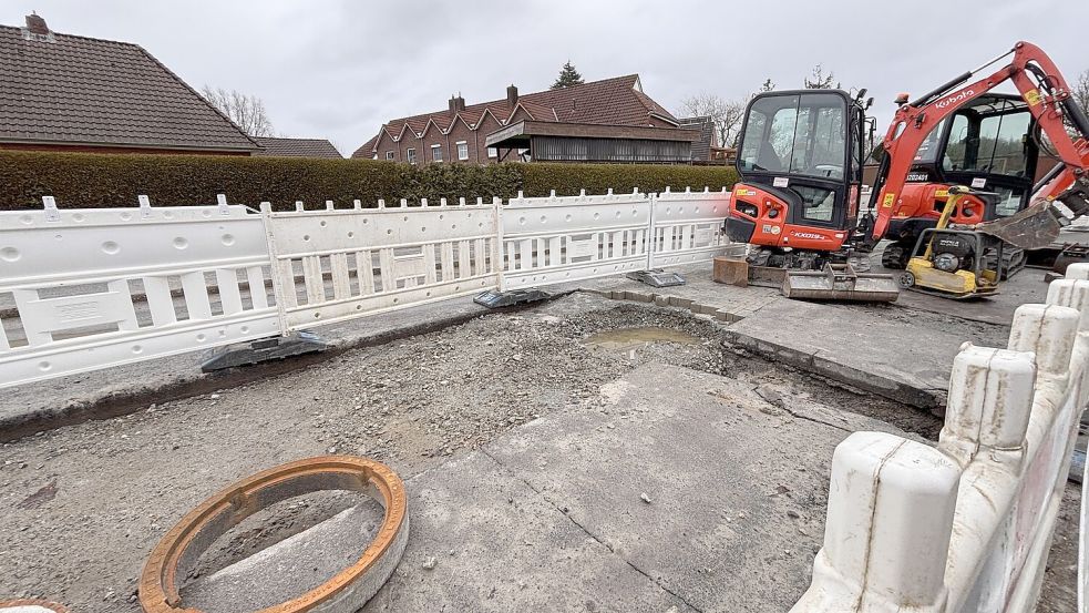 Die Bagger stehen seit Wochen still auf der Baustelle an der Kirchdorfer Straße. Foto: Christin Wetzel