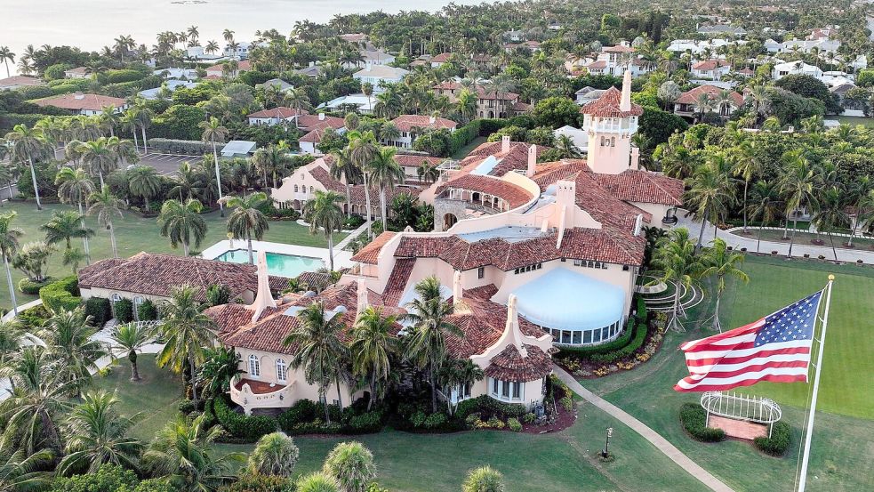Der US-Präsident hält sich am Wochenende oft in seinem Anwesen Mar-a-Lago auf. (Archivbild) Foto: Steve Helber/AP/dpa