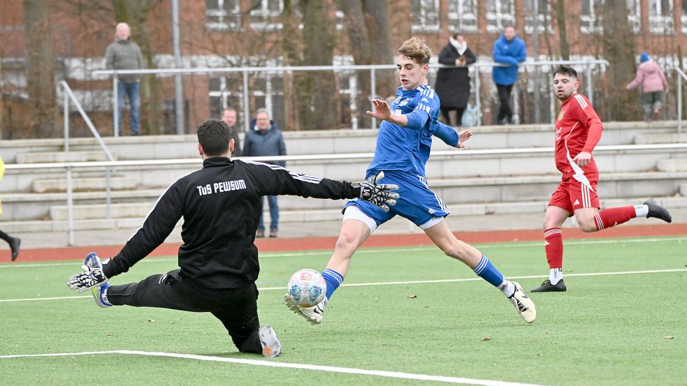 Der TuS Esens gewann 3:0 gegen den TuS Pewsum. Foto: Doden/Blomberg