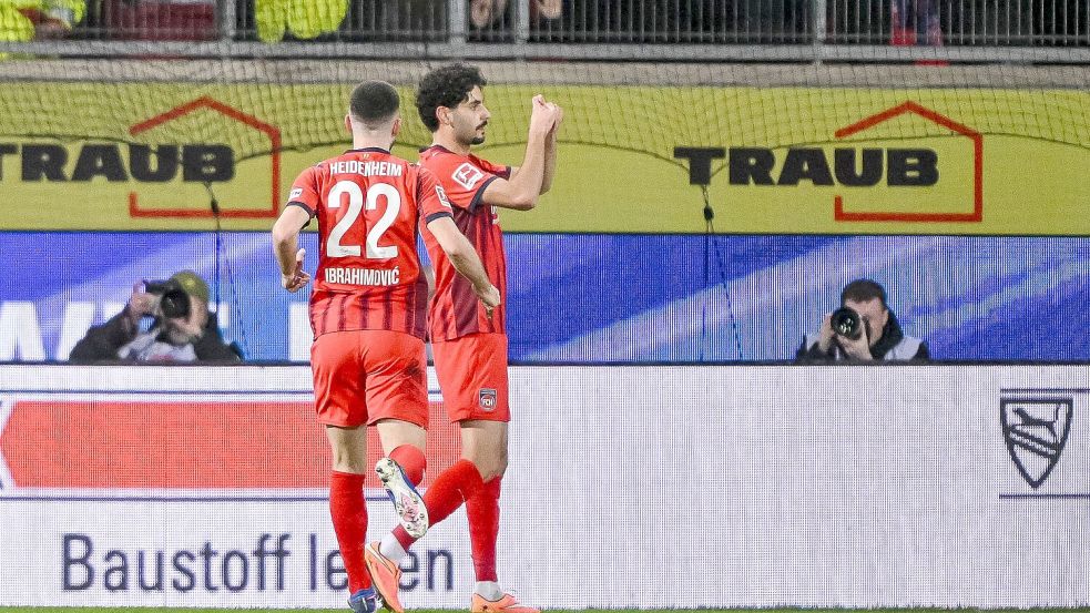 Mit einem mit den Händen geformten Herz feierte Eren Dinkçi seinen Treffer zum 1:1. Foto: Harry Langer