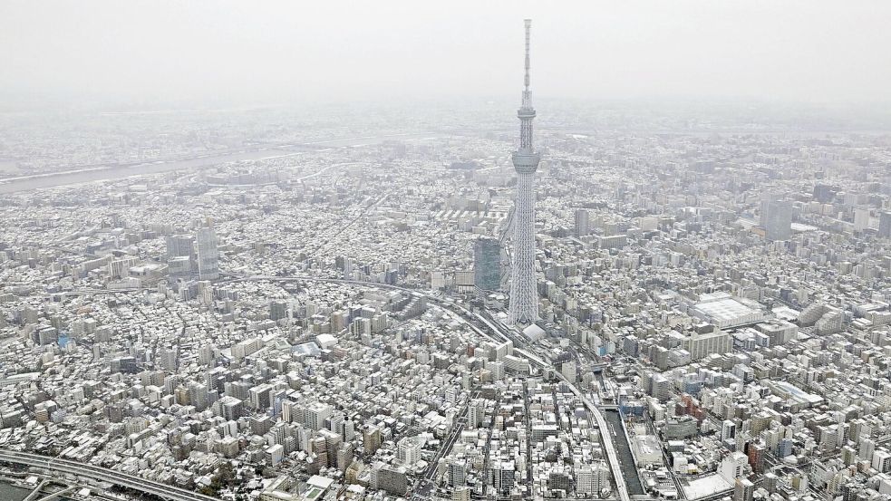 Über eine Metallbrücke konnten die Eingeschlossenen gerettet werden. (Archivbild) Foto: -/kyodo/dpa