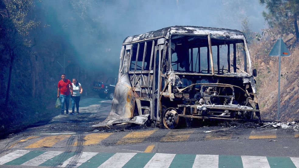 Autos brannten vielerorts nach dem Tod von Drogenboss „El Mencho“. Foto: Armando Solis/AP/dpa