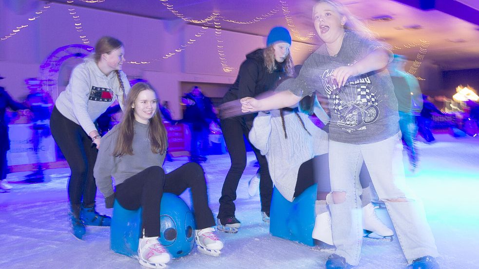 Die Eiszeit in Emden bietet von Sonnabend an wieder jede Menge Spaß und Action für die Besucher. Foto: Jens Doden/Archiv